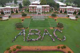 students on campus lawn